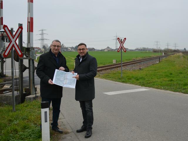 VP-Bezirksparteiobmann Klaus Mühlbacher (rechts) mit Bürgermeister Robert Wimmer an der alten Eisenbahnkreuzung in St. Peter. | Foto: OÖVP Bezirk Braunau