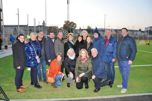 Der neue Kunstrasenplatz des SC Brunn wurde durch Bürgermeister Dr. Andreas Linhart und gf GR DI (FH) Dieter Zelber, MA (Referent für Jugend und Sport) im Beisein zahlreicher Ehrengäste wie Sportbegeisterte feierlich eröffnet. | Foto: Gemeinde Brunn/Lisa Ari
