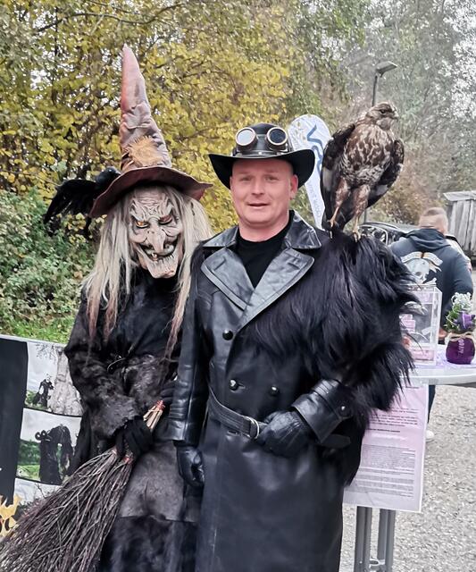 Ein Bussard auf der Schulter. 