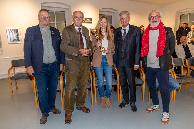 Fotolandesmeisterin Natalia Slatosch (mi) flankiert von LH Peter Kaiser und Stefan Radi (re) sowie von Anselm F. Wunderer und Wolfgang Hinteregger (li). | Foto: ÖVF LV Kärnten/Franz Unterberger