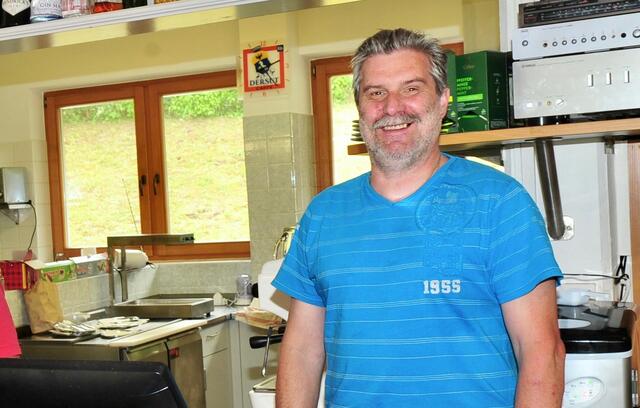 Tommy verlässt kurzfristig die Kuchl – am Samstag avanciert er zum Rock-Organisator in Kematen. | Foto: Hassl