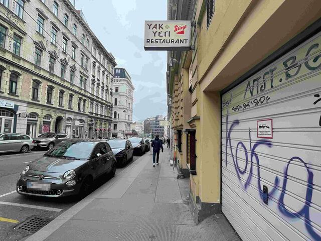 Das "Yak+Yeti" ist seit Jahren in einem Mariahilfer Wohnhaus beheimatet. Bis vor Kurzem kämpften sie gegen eine Räumungsklage.  | Foto: Salme Taha Ali Mohamed/MeinBezirk.at