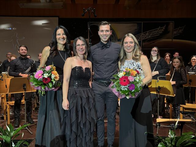 Blumen gab es für Moderatorin Nina Nike Velander und Kapellmeisterin Nadja Sabathi überreicht von Obfrau Katrin Sabathi und Michael Brunner. | Foto: Brigitte Gady