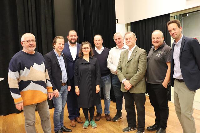 Projektleiter Elisabeth Leitner und Mathias Mitteregger (re) mit den politischen Mitgliedern der Projektgruppe: Werner Kammel, Wolfgang Draxler, Christoph Grassmugg, Gunnar Michelitsch/Bürgerinitiative, Helmut Walch, Josef Hirschmann und Andreas Url. | Foto: Edith Ertl