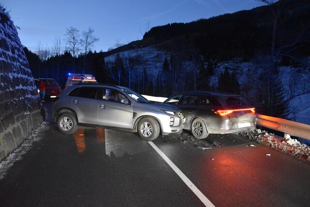 Die L-6 musste für die Dauer der Unfallaufnahme und der Aufräumarbeiten für den gesamten Verkehr gesperrt werden. | Foto: zoom.tirol