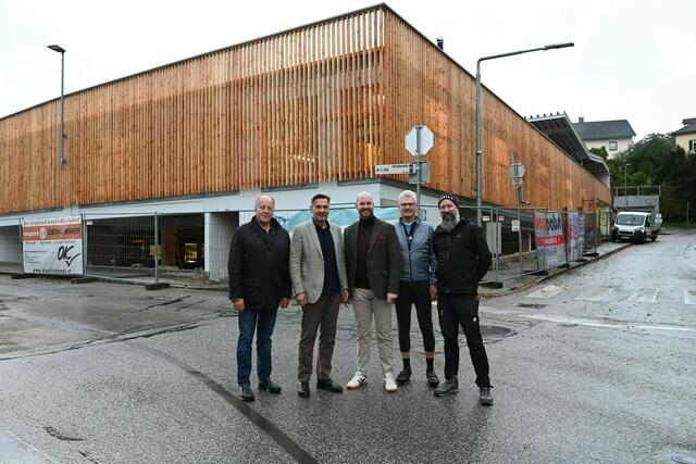 Waidhofen Parkdeck Schloßcenter: Franz Sommer (Stadtrat für Liegenschaften), Bürgermeister Werner
Krammer, Vizebürgermeister Armin Bahr, Erich Leonhartsberger (Stadtrat für Mobilität und Radwege) und Martin Dowalil (Stadtrat für Bauwesen,
Raumordnung, Stadt- und Grünraumplanung) | Foto: Stadt Waidhofen