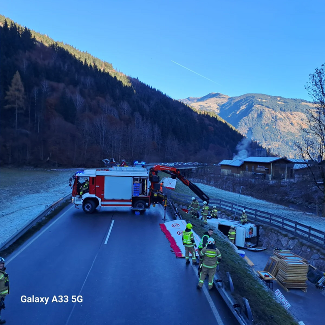 Obwohl die Einsatzkräfte sofort zur Stelle waren, konnte der Lenker nur mehr tod geborgen werden. | Foto: FF Maishofen/Christoph Faistauer