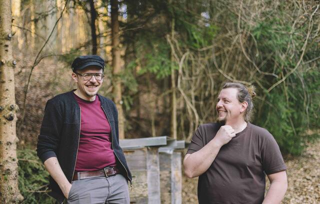 Die Bio-Produkt-Gewinner Richard (l.) und Michael Schachinger aus Rutzenmoos, Regau, gewinnen ihren Honig wie vor 150 Jahren.  | Foto: Slowfood