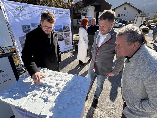 Gesamtprojekt als Modell: AWH-Verbandsobm. Bgm. Christian Härting, AWH-Verwaltungsdir. Matthias Kaufmann und Architekt Raimund Wulz.