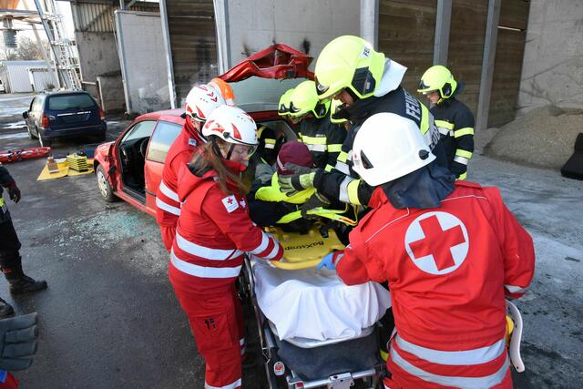 Bei den Großübungen wurden nicht nur die technische Ausstattung der einzelnen Blaulichtorganisationen überprüft, sondern auch das Verständnis für die jeweiligen Herausforderungen geschärft. | Foto: Rotes Kreuz Leoben