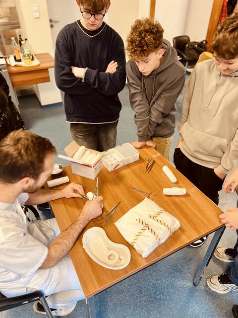 Besonders begeistert zeigten sich die Schüler von den Möglichkeiten, nicht nur zuzuschauen, sondern auch selbst praktisch tätig zu werden.  | Foto: ©KAGes/ranz