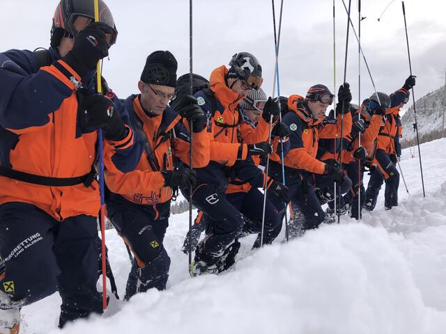 (Archivfoto) Der Landesleiter der Bergrettung Salzburg, Balhasar Laireiter (2. v. li.) bei einer Übung mit Kameraden. Hier suchen sie gerade einen Lawinenkegel ab. | Foto: pjw