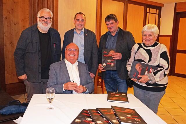 Michael Neudorfer, Martin Kaiser, Norbert Weber, Michael Altmann und Hannelore Reiner auf der Buchmesse.  | Foto: Marktgemeinde Frankenburg
