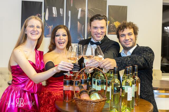 Winzerin Katharina Baumgartner, Natalia Ushakova, Thomas Weinhappel, Aleo Ruiz. | Foto: Rene Brunhölzl/Christian Kaiser