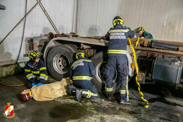 Am Areal von Pölzl Reisen wurde ein Unfall mit einem Lkw von der FF Mooskirchen bearbeitet. | Foto: FF Mooskirchen