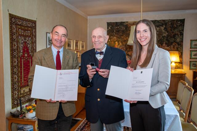 Andreas Linhart, Jubilar Oberst a. D. Clemens Hofmann und Sarah Jäkel (BH Mödling) (v.l.). | Foto: Gemeinde Brunn/Johanna Hoblik