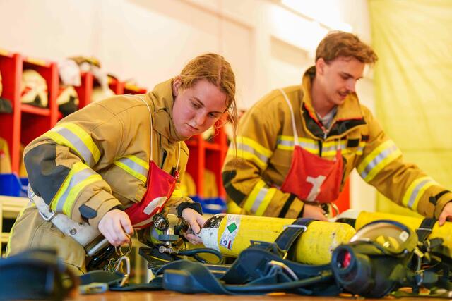 In Sachen Atemschutz gibt es viel zu lernen. Die Feuerwehrmänner und -frauen zeigten ihr Können.  | Foto: BFV Schwaz