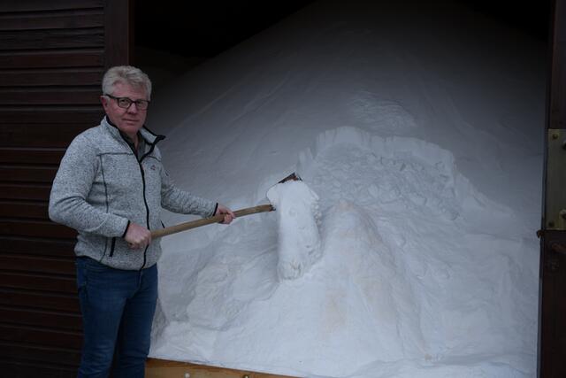 Die Straßenmeisterei in Scheibbs ist bereit für den Winter: Straßenmeister Martin Bauer im Salzlager | Foto: Florian Auer/fotoschnappschuss.com