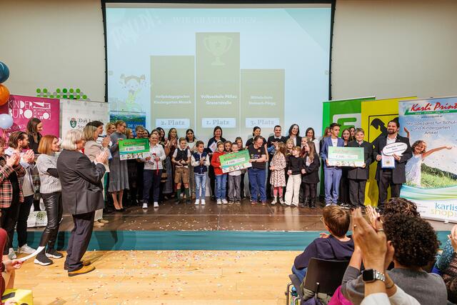 Alle schulischen Preisträger auf einen Blick. | Foto: Kinderbüro/Eddy Aldrian