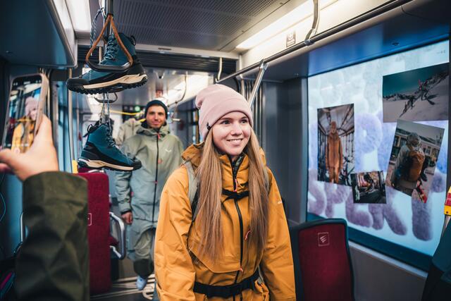 Öffis werden für Skigebietbesucher immer beliebter. und auch bei der großen Kollektionsvorstellung von Salewa war die Tram der Hit.  | Foto: simonbeizaee