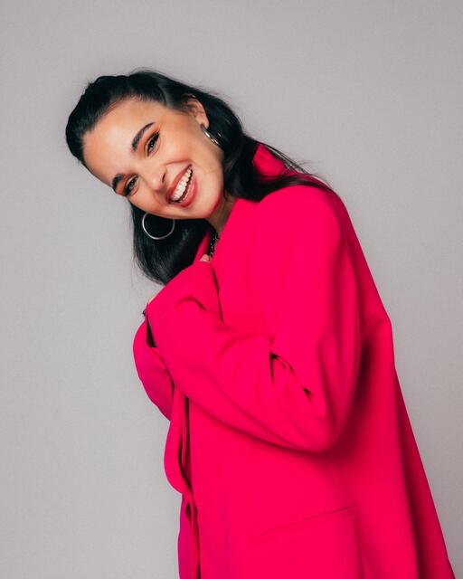 Tina Naderer sorgt mit ihren Songs "Bleibst du bei mir" und "Allein" für die richtige Stimmung beim GEMMA Weihnachtskonzert | Foto: Fabian Holoubek