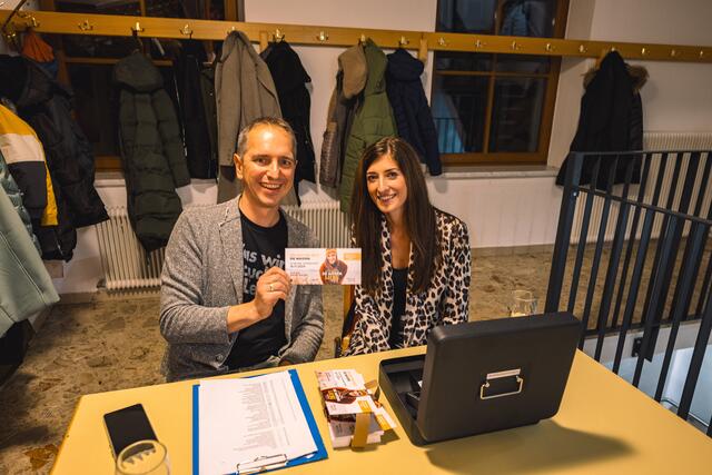 Am Empfang: Björn Kirspel und Renate Opitz | Foto: Pernsteiner