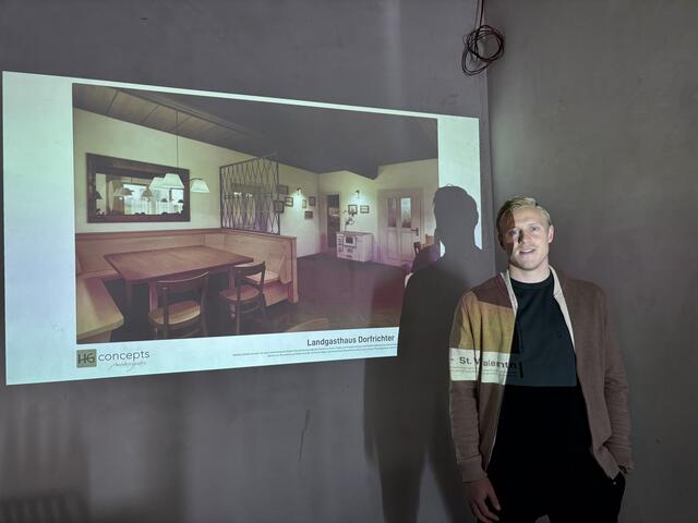 Xaver Schlager vor einer Visualisierung. | Foto: MeinBezirk Perg