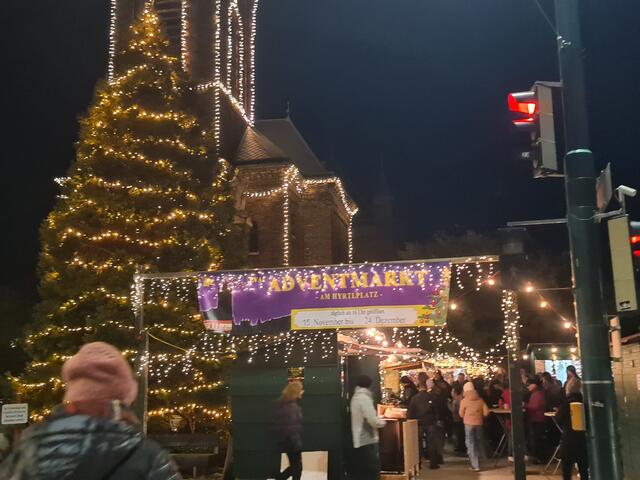 Evas Adventmarkt am Hyrtlplatz machte traditionell wieder den Anfang. | Foto: mc