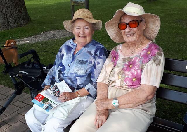 In Gesellschaft und mit Betreuung reist es sich bequem und beruhigt. | Foto: Rotes Kreuz Kärnten