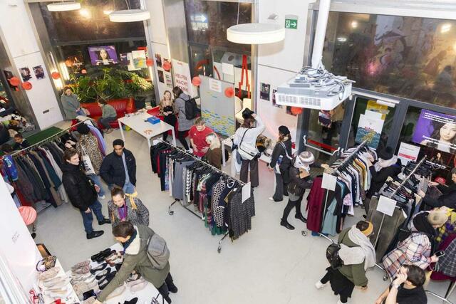 Neue Kleidung finden und dabei etwas Gutes tun: am Freitag, 29. November, ist das im "Ega Frauen im Zentrum" möglich.  | Foto: Volkshilfe Wien