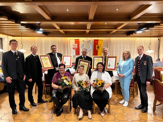 hintere Reihe v.l.n.r.: Obmann Harald Meixner, Kapellmeister Markus Oberladstätter, Erwin Rampl, Josef Hauser, Helmut Furtner, Bürgermeisterin Buch in Tirol Marion Wex, Bezirks-Obmann Musikbund Schwaz Alois Leitinger
vordere Reihe v.l.n.r.: Anita Rampl, Sonja Hauser, Rosemarie Monetti
| Foto: privat