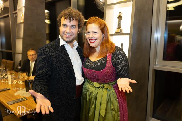 Tenor Alejo Ruiz mit Constanze Kurz -Geschäftsführerin Hanna Trachten.  | Foto: Rene Brunhölzl/Christian Kaiser