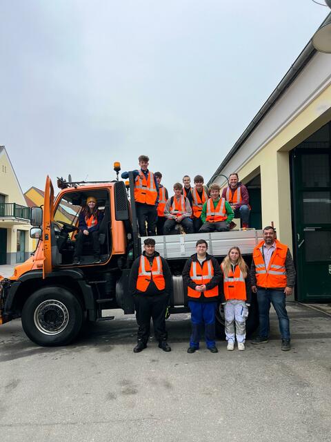 Die Schüler durften eine größere Baustelle bei Drosendorf besichtigen, sowie die Räumlichkeiten des Stützpunktes und die Tätigkeiten als Straßenerhaltungsfachmann/-frau kennenlernen. | Foto: PTS Horn