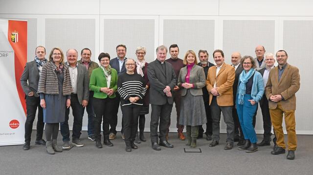 Diskussion mit Bezirkshauptfrau Elisabeth Leitner und politischen Vertretern der Gemeinden. | Foto: Diözese Linz/Jack Haijes