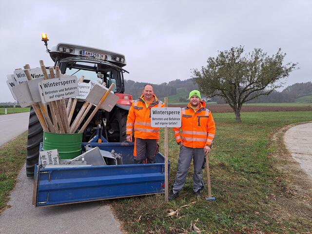 Christian Hinterdorfer und Lukas Bruckner platzieren die Wintersperre Schilder im gesamten St. Georgner Gemeindegebiet. | Foto: Stefanie Machtinger