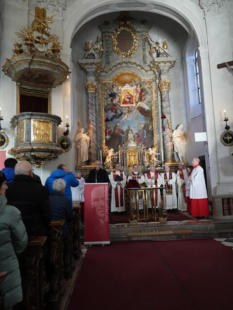 „Gemeinsam erinnern“ – Priester, Diakone und Gäste würdigten Carl Lamperts mutiges Wirken bei der feierlichen Segnung | Foto: Cincelli/dibk.at