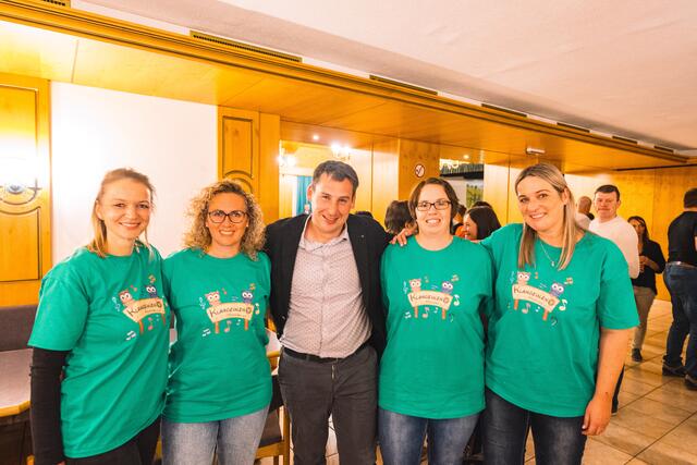 Julia, Anja, Bgm. Lukas, Caro und Natalie | Foto: Pernsteiner