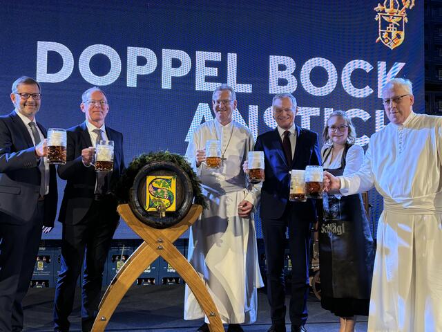 Braumeister Reinhard Bayer, Wirtschaftsdirektor Wolfgang Dobretzberger, Abt Lukas Dikany, Landeshauptmann Thomas Stelzer, Diplom-Braumeisterin Karin Thaller und Kämmerer Markus Rubasch | Foto: Karin Bayr