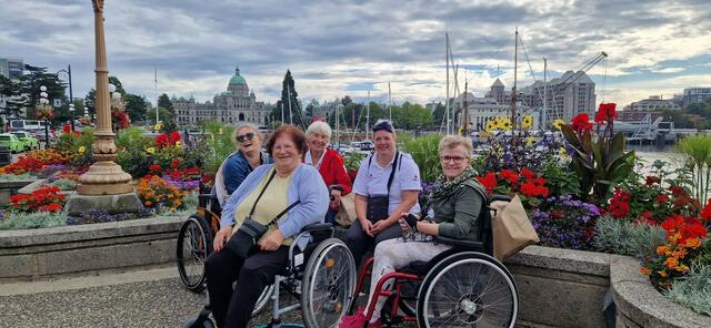Auch mit Rollstuhl möglich - fröhlich in der Gruppe auf zu neuen Zielen! | Foto: Rotes Kreuz Kärnten