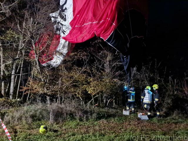 Gemeinsam mit dem Ballonunternehmen entfernte die FF Zitternberg anschließend den Ballonkorb und sicherte die Stelle rund um die Ballonhülle ab.  | Foto: FF Zitternberg