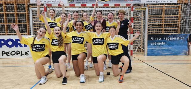 Die Mädchen vom GYM Oberschützen jubelten über den Landesmeistertitel im Handball.  | Foto: GYM Oberschützen