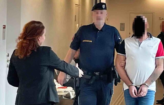 In Handschellen direkt aus der U-Haft vorgeführt wurde der Ungar. | Foto: Gernot Heigl