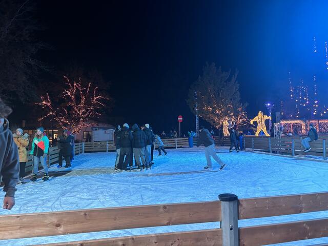 Bis 23. Februar 2025 lädt der größte Eispark Westösterreichs wieder zum Eislaufen ein. | Foto: Christine Posch