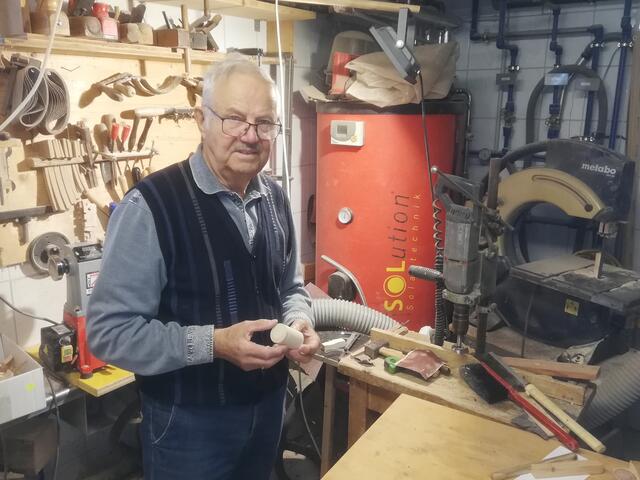 Der Künstler Manfred Danner in seinem Werkstattreich. | Foto: Privat