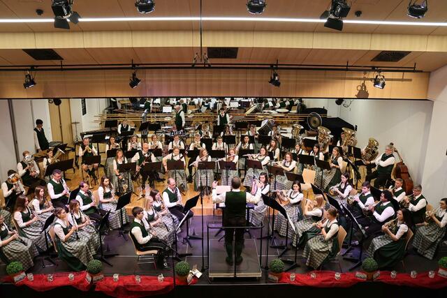 Die Feuerwehrmusikkapelle Langwies begeisterte beim Cäcilienkonzert mit einem facettenreichen Programm und herausragenden Solisten. | Foto: FML