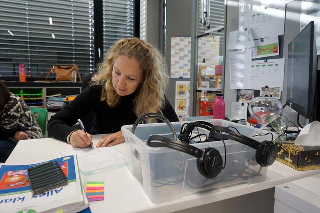 Hilfsmittel, zu denen auch Kopfhörer gehören, kommen allen Kindern in der Klasse zugute.

  | Foto: PHT/Roner