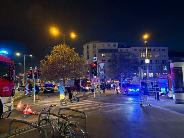 Die Berufsfeuerwehr ist im Großeinsatz. | Foto: Luca Arztmann/MeinBezirk