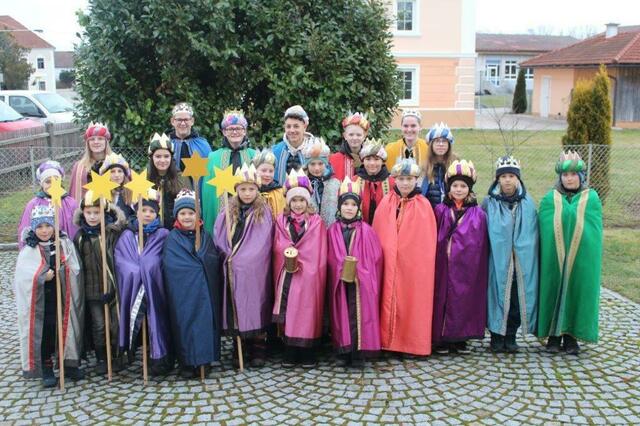 28 Kinder und Jugendliche und zusätzliche eine Erwachsenengruppe zogen 2024 als Heilige Drei Könige durch Kirchdorf. Heuer werden es wieder ähnlich viele Teilnehmer sein. | Foto: Pfarre Kirchdorf