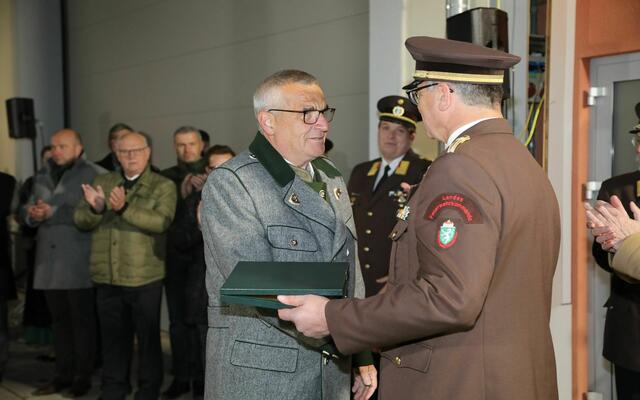Bürgermeister Erwin Hinterdorfer wurde die Floriani-Plakette in Gold verliehen. | Foto: Zeiler/Oblak