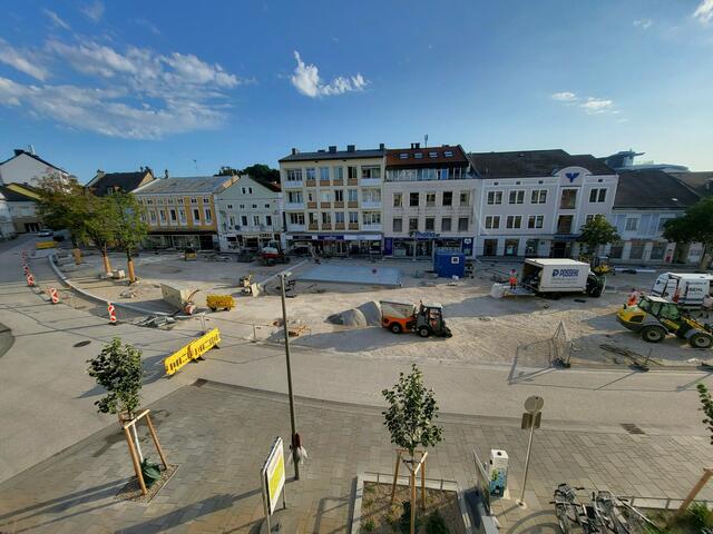 Der neue Belag am Hauptplatz in Amstetten wurde im August aufgetragen. | Foto: Stadt Amstetten